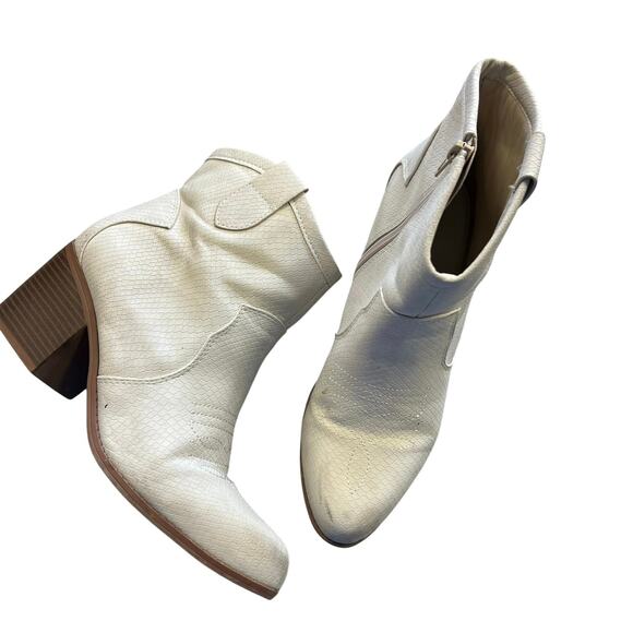 Soda Faux Leather White Reptile Ankle Booties Size 10 - Picture 1 of 6